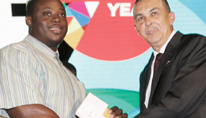 CONGRATULATIONS: Paralympic athlete Akeem Stewart, left, is presented with a medal bonus by President Anthony Carmona at he TTOC Ammual Awards Gala at the Hyatt Regency on December 29. PHOTOS: ANDRE ALEXANDER