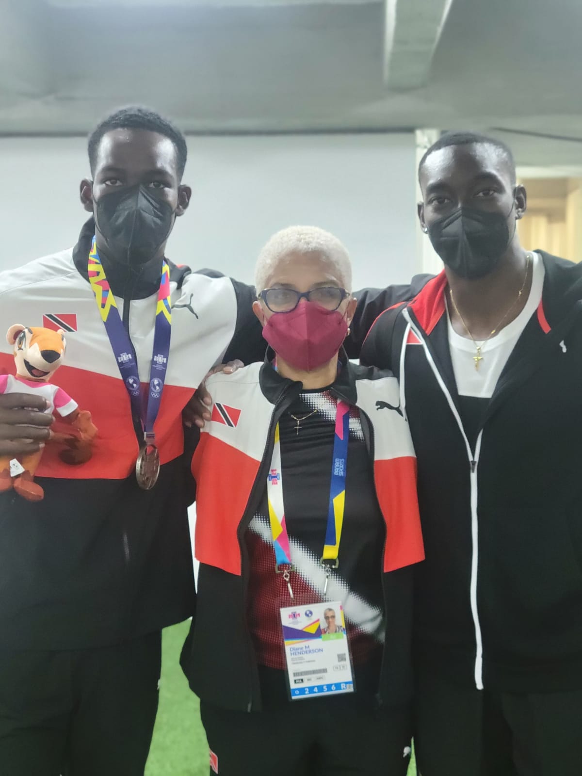 Kelsey Daniel (Long Jump Silver Medalist), TTOC Vice President Diane Henderson (TeamTTO Cali 2021 Junior Pan Am Games  Chef de Mission) and Tyriq Horsford (Javelin Bronze Medalist). Photo Courtesy www.TTOC.org