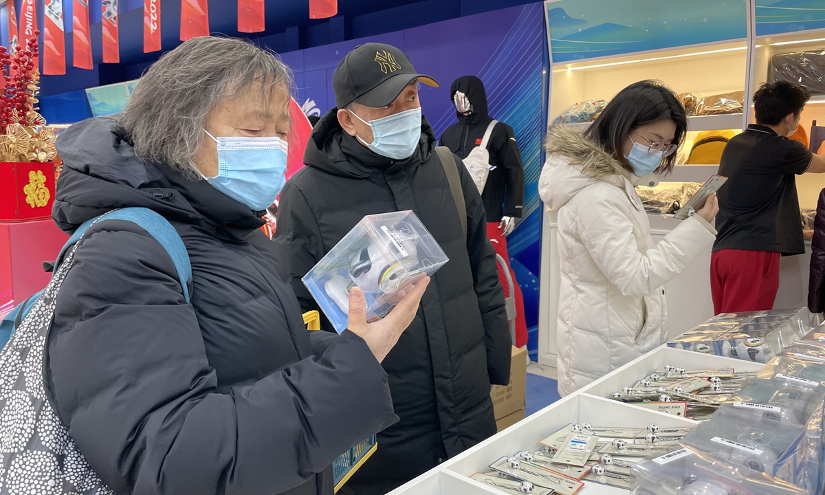 Tourists and Beijing residents shop Olympic souvenirs at a brick-and-mortar flagship retailer of licensed merchandise in Wangfujing, Beijing. Photo: Wang Qi/GT